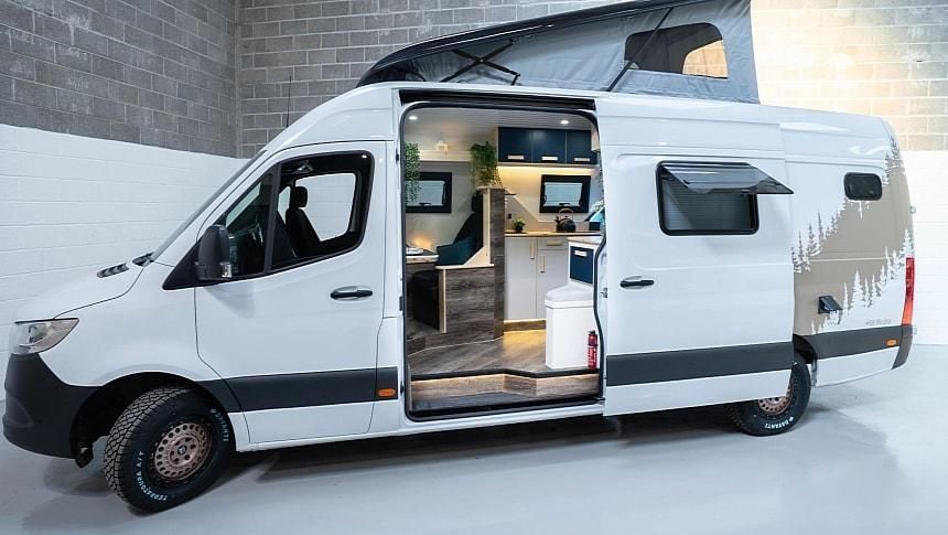 Furgoneta camper con el interior abierto